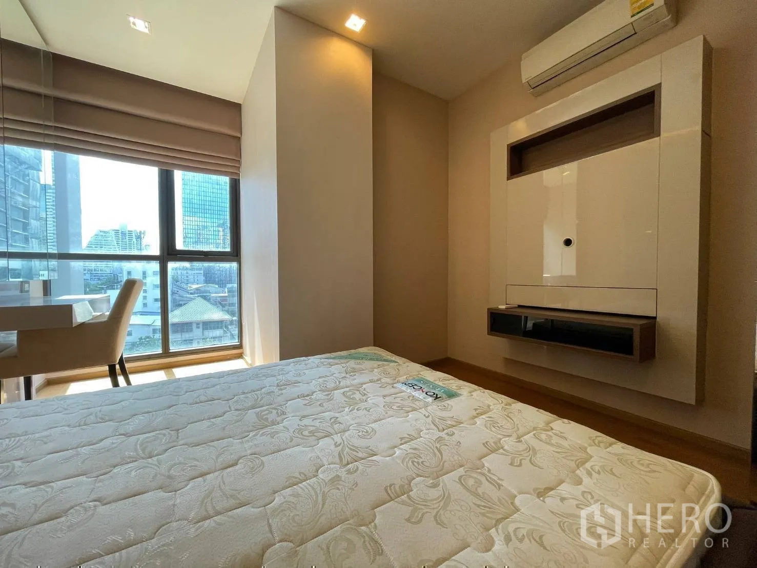 Condominium for rent or sale in Bang Rak, Bangkok - Second bedroom with window, wall cabinet and air conditioner.