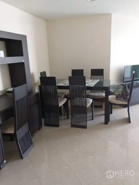 คอนโด ให้เช่าในBang Kho Laem, Bangkok - มุมทานอาหาร โต๊ะกระจก เก้าอี้พนักพิงสูง และชั้นวางทีวี