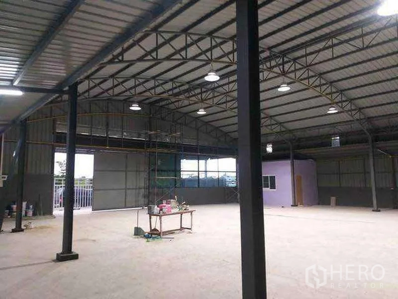 货栈 出租在Khlong Sam Wa, Bangkok - 室内含钢立柱、内置小型办公室与装卸通道门。