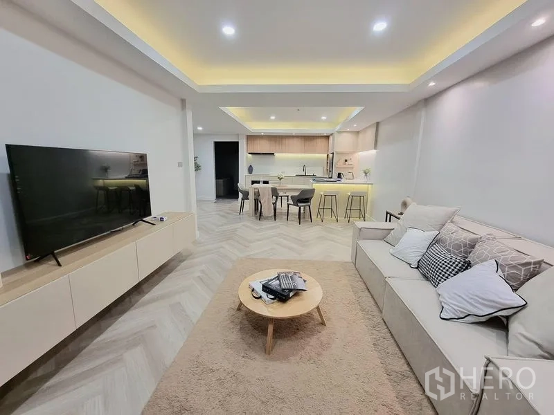 ทาวน์เฮาส์ ให้เช่าหรือขาย - พื้นที่นั่งเล่นรับประทานอาหารและครัวยกพื้นเปิดโล่ง พื้นลายก้างปลาและทีวีวอลล์