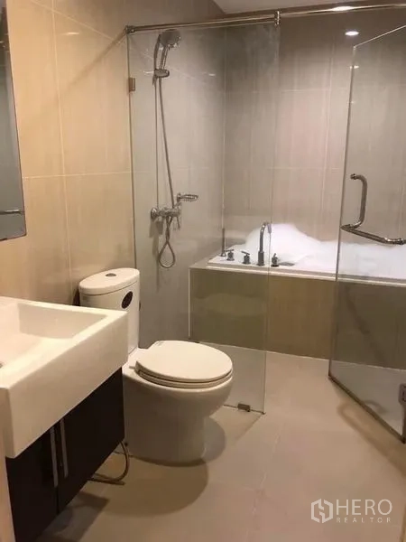 公寓 出租在Ratchathewi, Bangkok - 现代卫浴，玻璃淋浴房、浴缸与台盆。