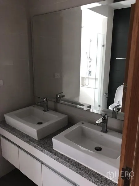 คอนโด ให้เช่าในKhlong Toei, Bangkok - ห้องน้ำอ่างคู่ อ่างสี่เหลี่ยมสองใบและกระจกบานใหญ่