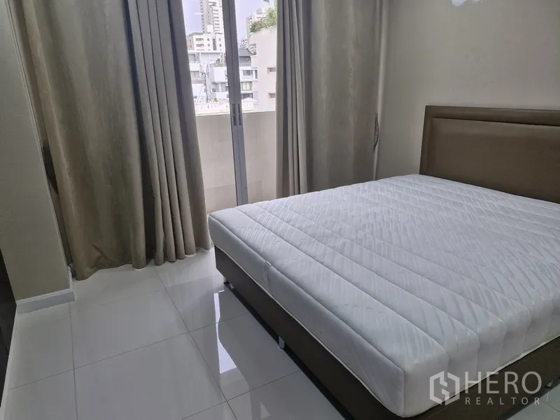 คอนโด ให้เช่าในWatthana, Bangkok - ห้องนอนมีทางออกสู่ระเบียงและวิวเมือง