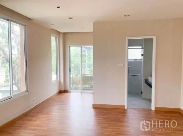 บ้าน ขายในSaphan Sung, Bangkok - พื้นที่นั่งเล่นรับแสงธรรมชาติ มีหน้าต่างมุม ระเบียง และประตูเข้าห้องน้ำปูกระเบื้อง