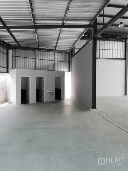 Warehouse for rent in Mueang Samut Sakhon, Samut Sakhon - Warehouse corner featuring a separate restroom block and hand basin.