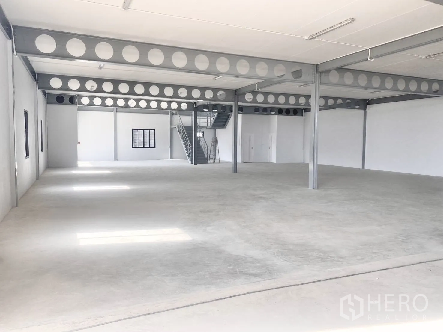 Warehouse for rent in Bang Bo, Samut Prakan - Open ground-floor workspace with steel columns and perforated beams.