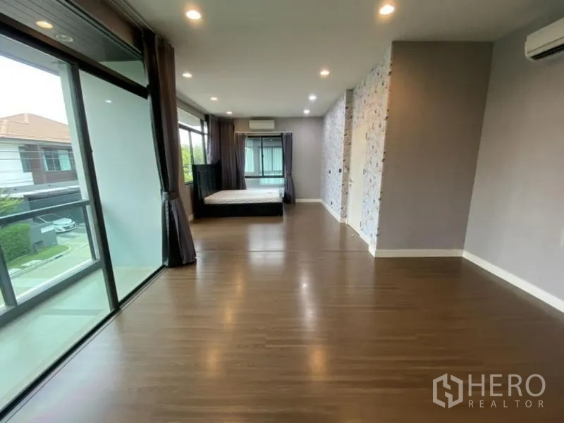 Detached House for rent in Bang Kapi, Bangkok - Long master suite with balcony glass panels and abundant natural light.