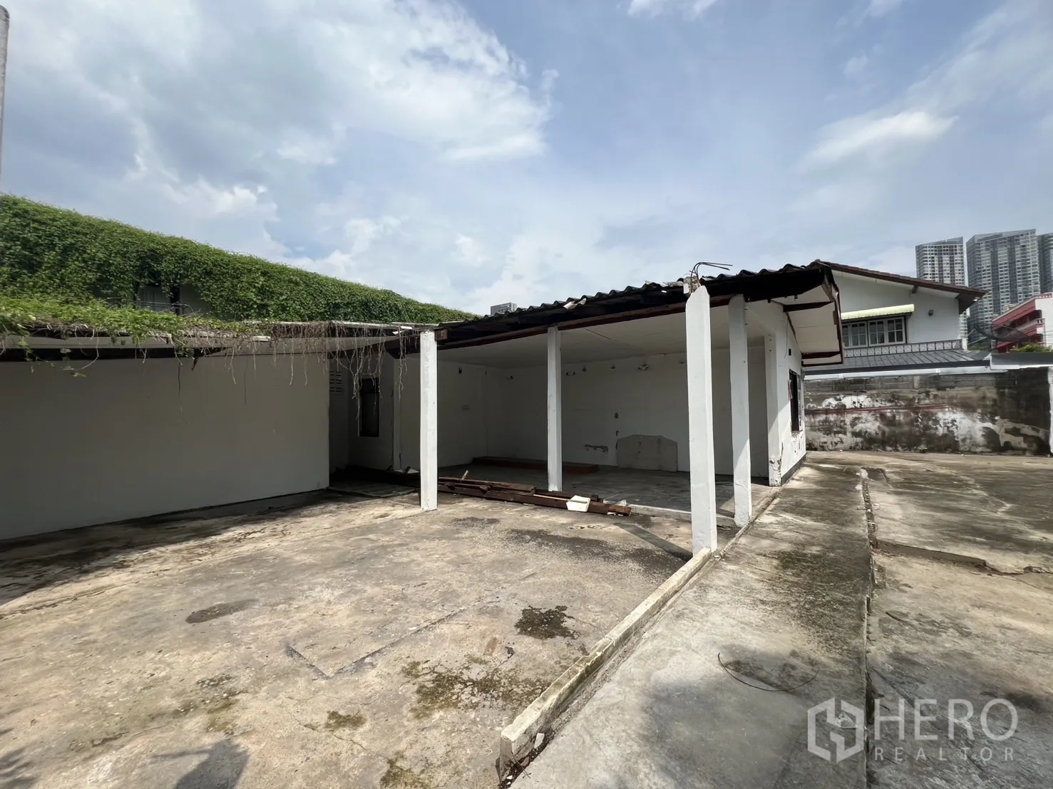 独立式住宅 出租在Phra Khanong, Bangkok - 房屋侧院，开放式车棚与大面积硬质铺装场地。