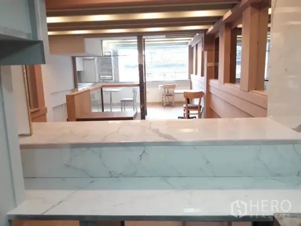 店屋 出租在Phra Nakhon, Bangkok - 白色大理石前台，面对明亮的用餐／接待区