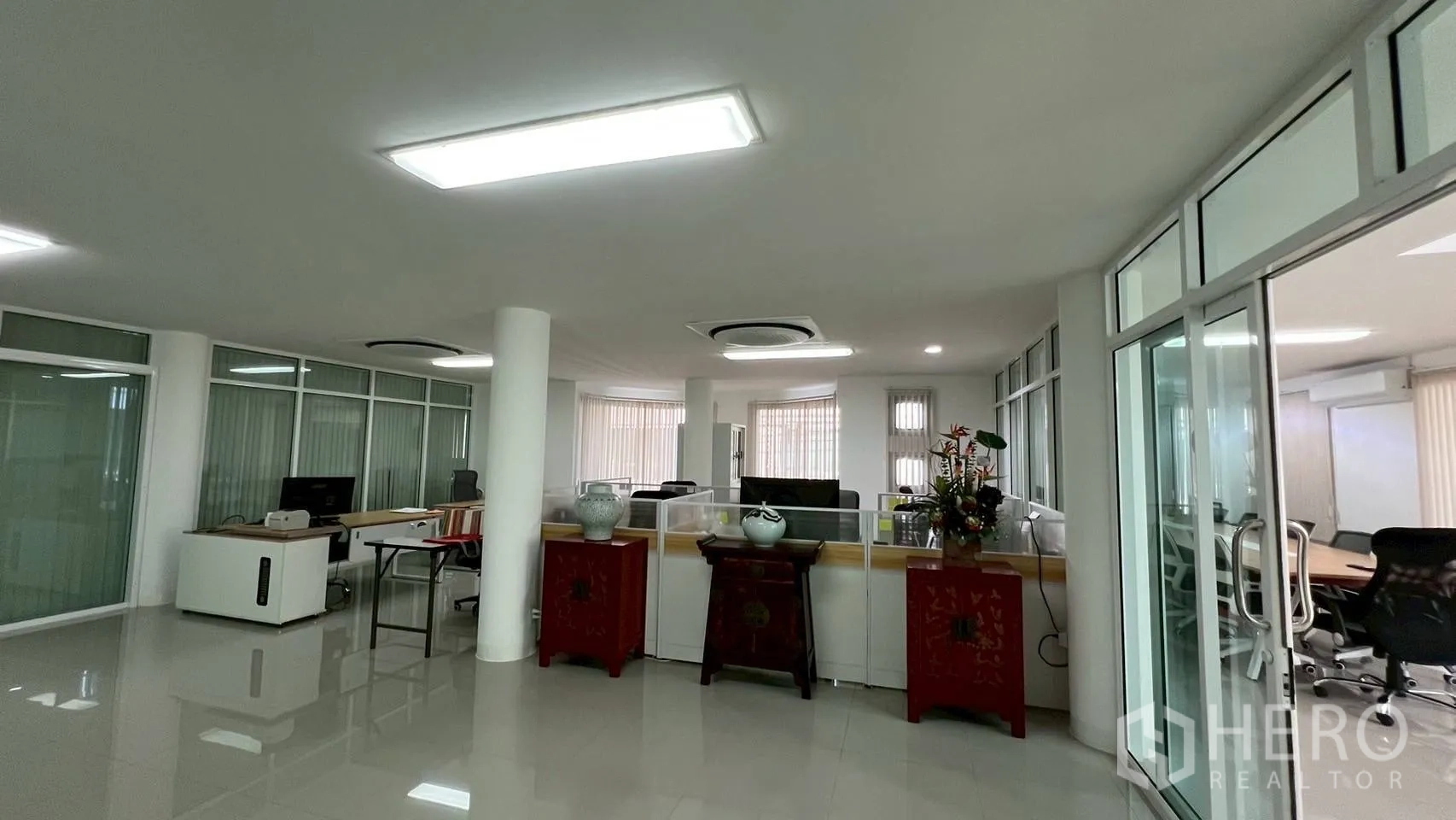 家庭办公室 for rent in Wang Thonglang, Bangkok - 办公区设隔间、圆形嵌入式空调与竖百叶窗。