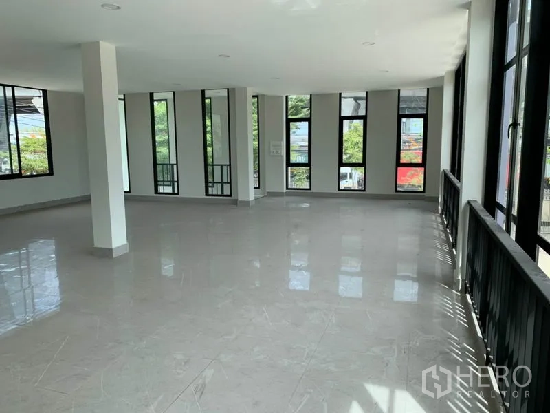 Warehouse for rent in Bang Phli, Samut Prakan - Corner upper-floor office zone with panoramic windows bringing in greenery and daylight.