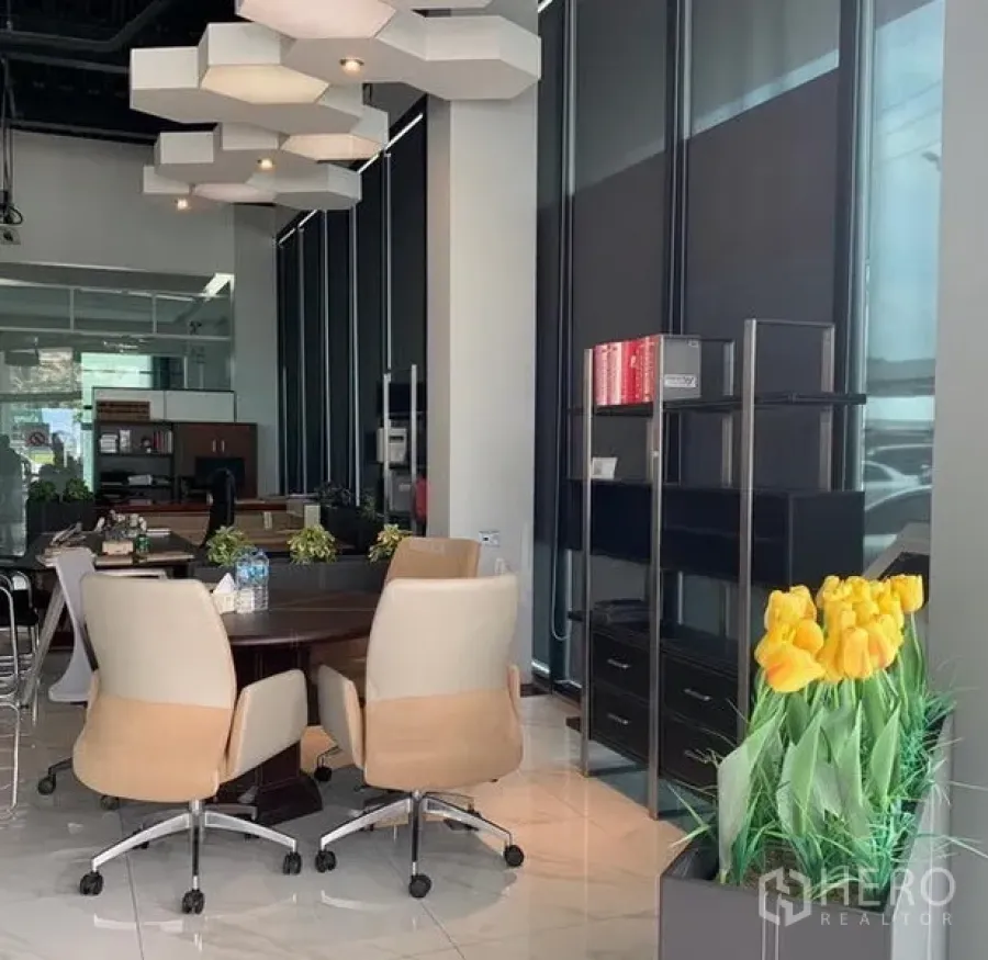 สำนักงาน ให้เช่าในLam Luk Ka, Pathum Thani - โซนทำงาน โต๊ะกลม เก้าอี้ล้อเลื่อน ชั้นวาง และโคมไฟแขวนตกแต่ง