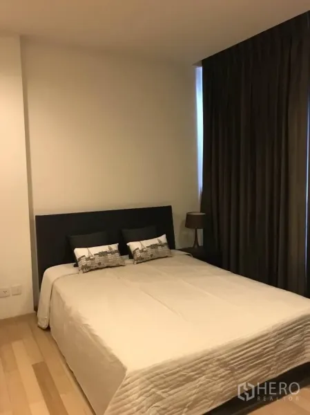 คอนโด ให้เช่าในKhlong Toei, Bangkok - ห้องนอนอบอุ่น เตียงควีน ผ้าม่านทึบ โคมไฟหัวเตียง และพื้นไม้