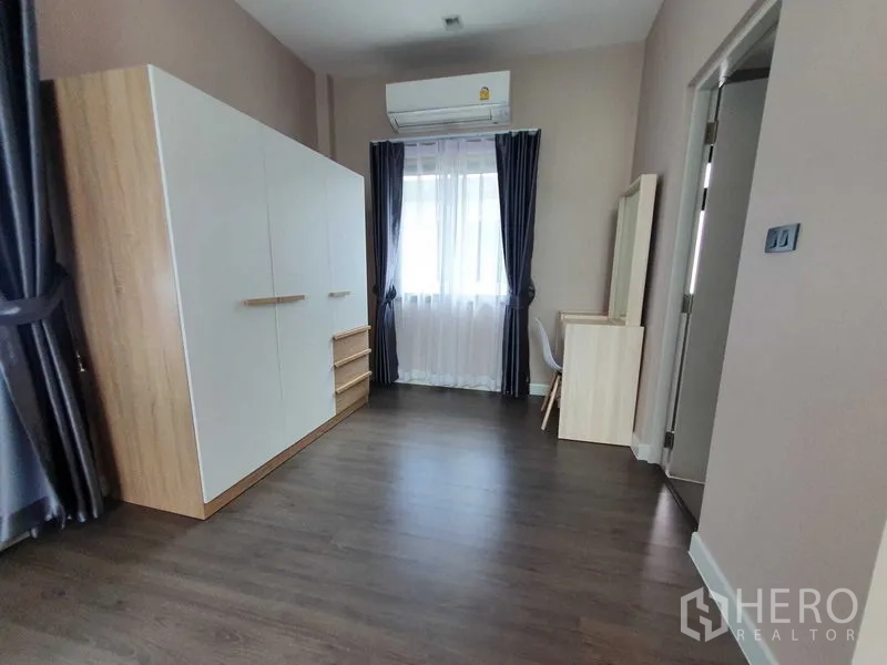 独立式住宅 出租在Khlong Luang, Pathum Thani - 更衣室配大衣柜、梳妆台与空调。