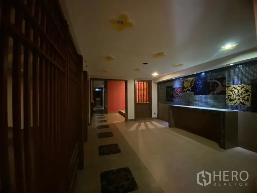 พื้นที่ขายปลีก ให้เช่าในWatthana, Bangkok - โถงต้อนรับบรรยากาศอบอุ่น เคาน์เตอร์โมเสกและงานตกแต่งผนัง