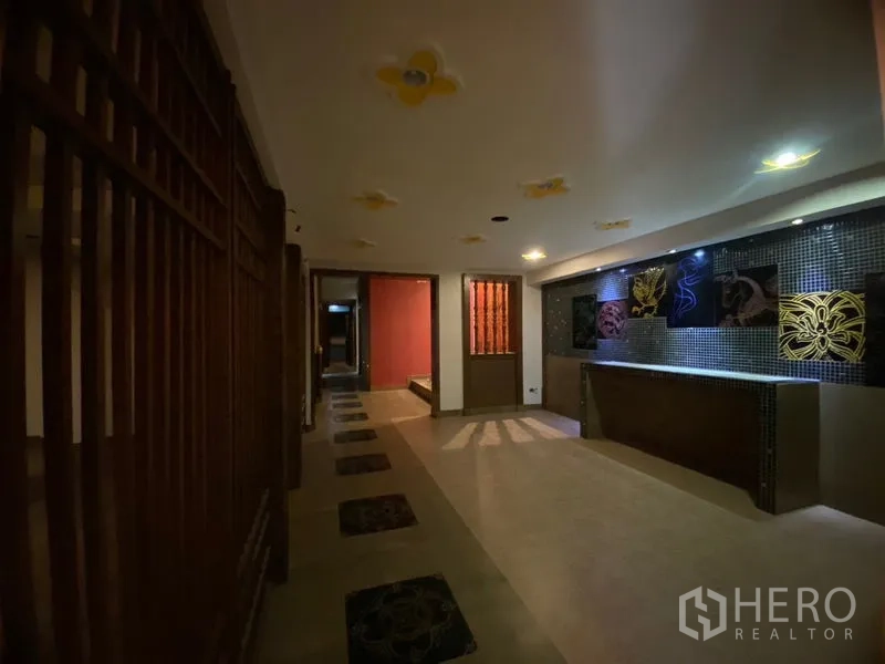 พื้นที่ขายปลีก ให้เช่าในWatthana, Bangkok - โถงต้อนรับบรรยากาศอบอุ่น เคาน์เตอร์โมเสกและงานตกแต่งผนัง