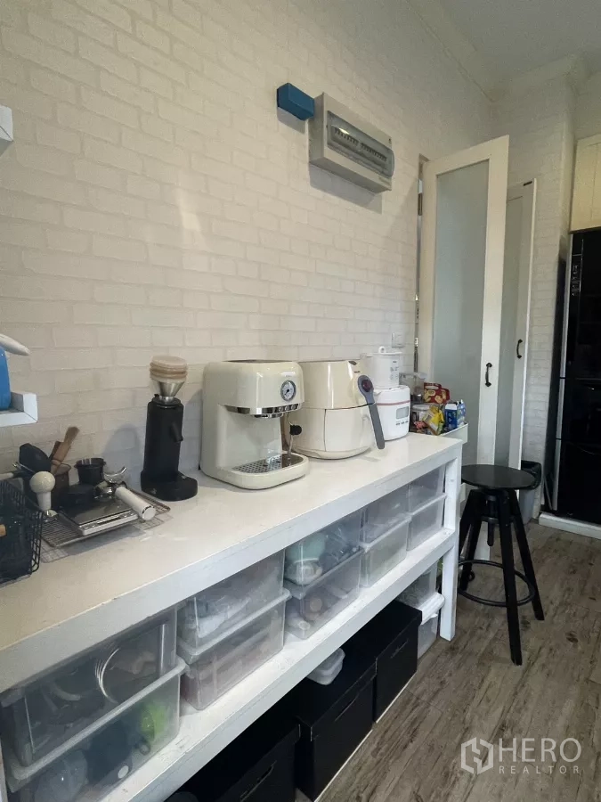 บ้าน ขายในMin Buri, Bangkok - เคาน์เตอร์แพนทรี พร้อมเครื่องใช้ไฟฟ้าขนาดเล็กและลิ้นชักเก็บของใส