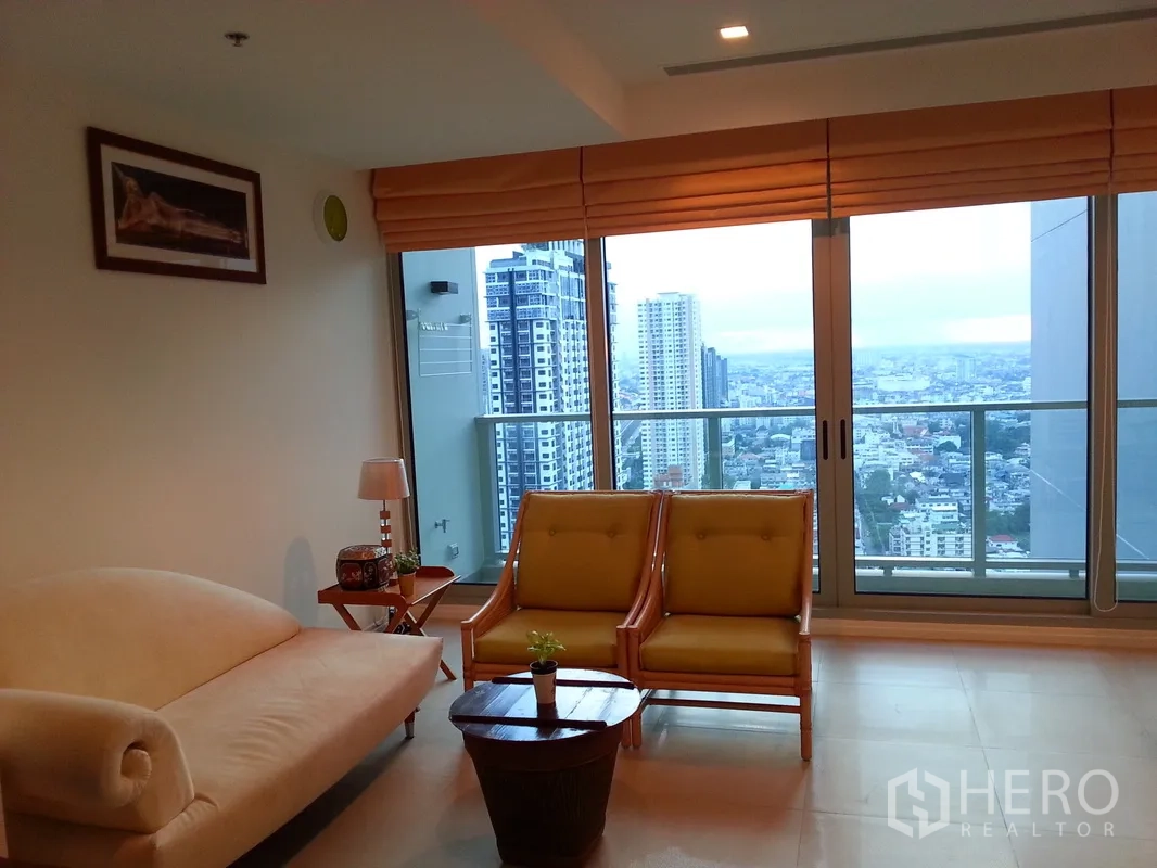 คอนโด ขายในKhlong San, Bangkok - ห้องนั่งเล่นสว่าง โซฟาเปิดออกสู่ระเบียง วิวเมืองกว้างในคอนโดคลองสาน