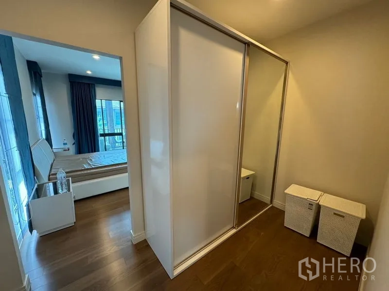 Detached House for rent in Prawet, Bangkok - Walk-in closet area with sliding wardrobe and full-height mirror.