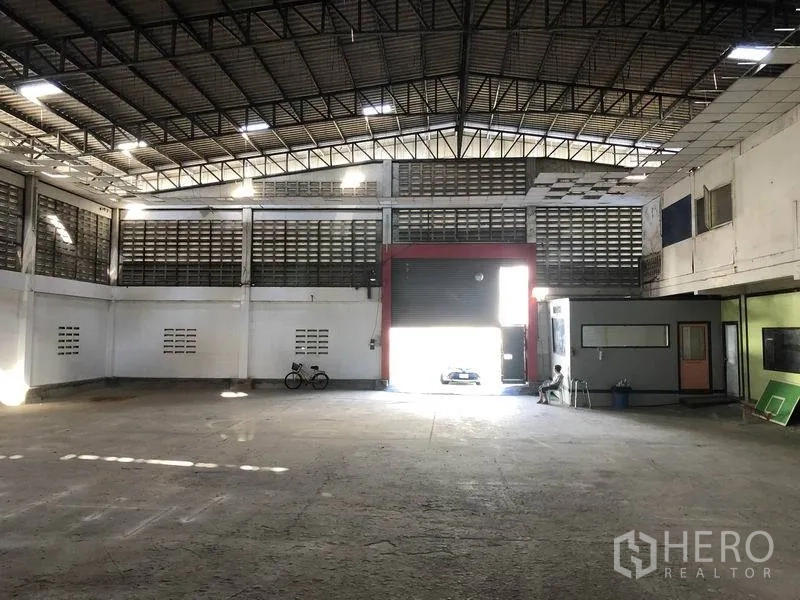 คลังสินค้า ให้เช่าในKhlong Sam Wa, Bangkok - พื้นโกดังกว้าง ประตูม้วนขนาดใหญ่ มีออฟฟิศย่อยและช่องทางสำหรับรถบรรทุก