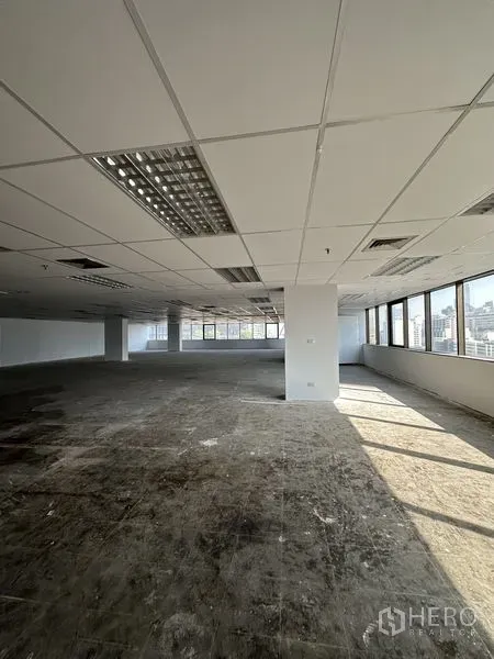 办公空间 出租在Pathum Wan, Bangkok - 临窗办公区，大窗自然采光，可见城市景观。