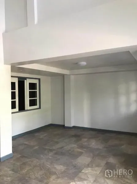 ทาวน์เฮาส์ ให้เช่าในSuan Luang, Bangkok - พื้นที่นั่งเล่นชั้นล่าง พื้นกระเบื้อง ผนังสีขาว ฝ้าเพดานซ่อนไฟ