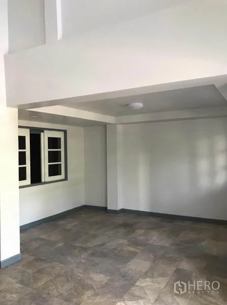 ทาวน์เฮาส์ ให้เช่าในSuan Luang, Bangkok - พื้นที่นั่งเล่นชั้นล่าง พื้นกระเบื้อง ผนังสีขาว ฝ้าเพดานซ่อนไฟ