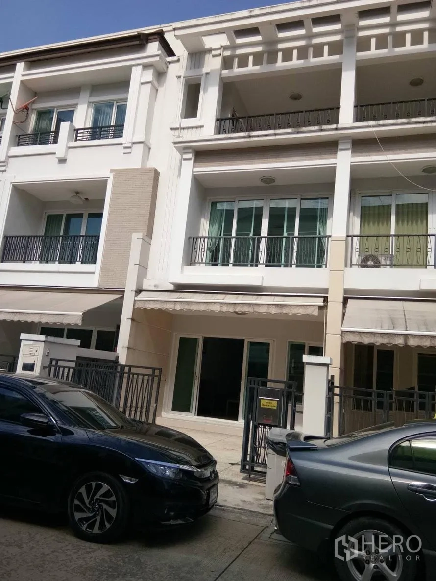 Townhouse for rent in Bang Kho Laem, Bangkok - Three-storey modern townhouse facade with balconies and gated parking on a quiet lane in Bang Kho Laem.
