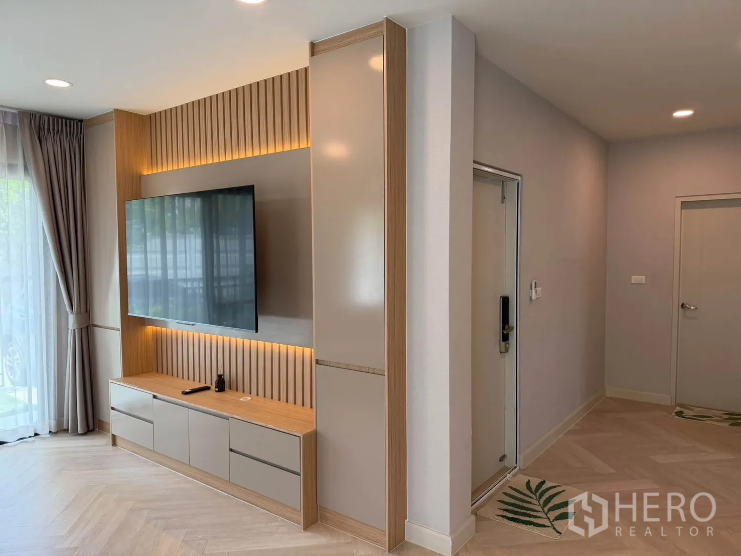 บ้านเดี่ยว for rent in Bang Phli, Samut Prakan - ผนังทีวีพร้อมตู้วางของคู่กับโถงทางเข้า.