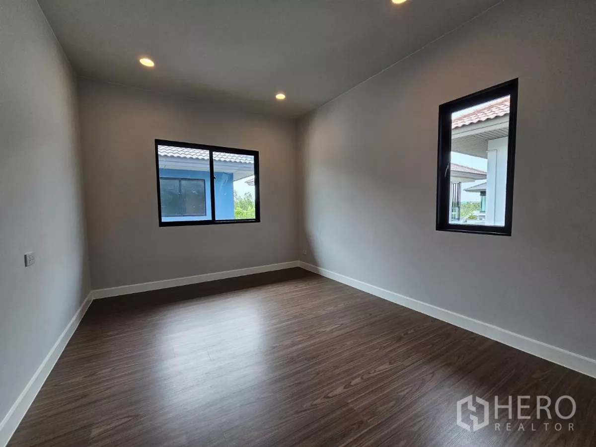 บ้าน ขายในLam Luk Ka, Pathum Thani - ห้องนอนรับแสงดี มีหน้าต่างสองทิศและพื้นไม้