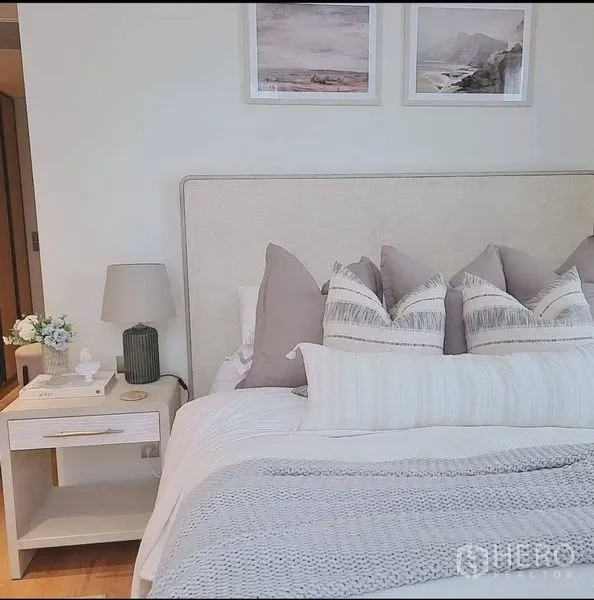 คอนโด ขายในKhlong Toei, Bangkok - ห้องนอนโทนอบอุ่น หัวเตียงบุผ้า ชุดเครื่องนอนแบบเลเยอร์ และโต๊ะข้างเตียง