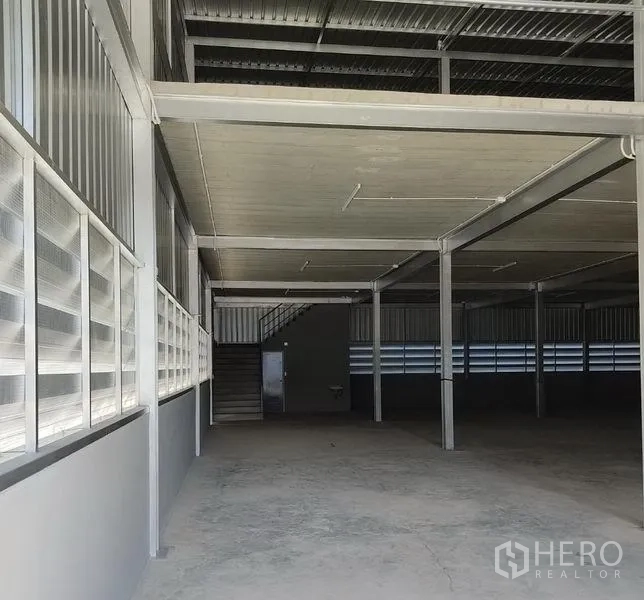 货栈 出租在Bang Kapi, Bangkok - 一层装卸区域，混凝土地面与钢结构立柱及百叶窗。