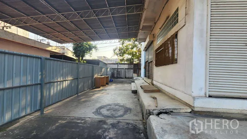 工厂 出租在Chom Thong, Bangkok - 带顶装卸月台，沿建筑设卷帘门。