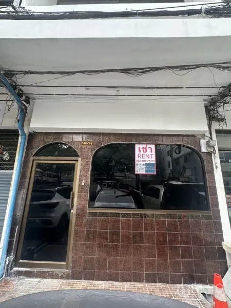 สำนักงานที่บ้าน ให้เช่าในKhlong Toei, Bangkok - หน้าร้านชั้นล่าง กรุยไกรกระเบื้องสีน้ำตาล ประตูกระจก พร้อมป้ายให้เช่า