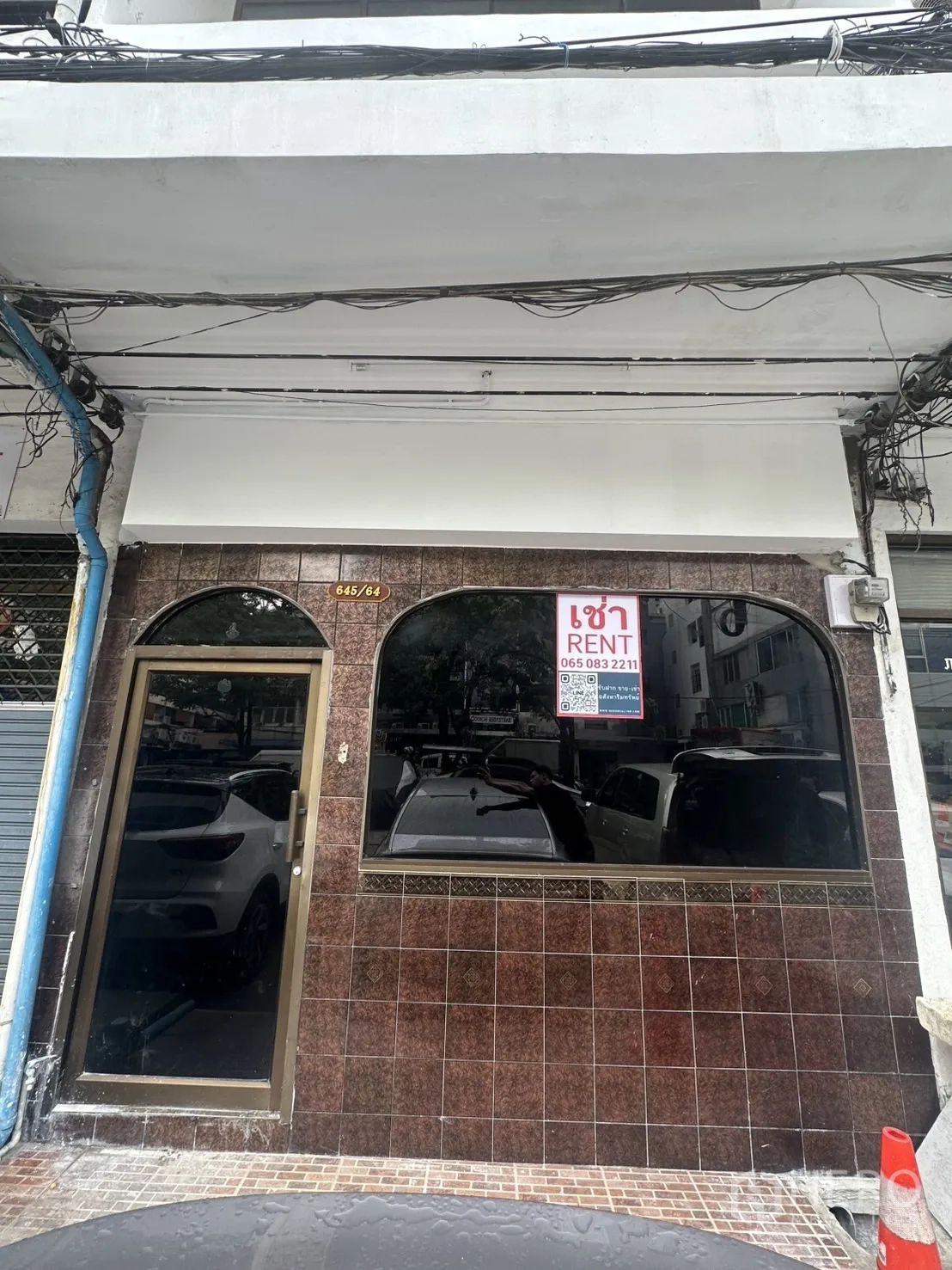 สำนักงานที่บ้าน ให้เช่าในKhlong Toei, Bangkok - หน้าร้านชั้นล่าง กรุยไกรกระเบื้องสีน้ำตาล ประตูกระจก พร้อมป้ายให้เช่า
