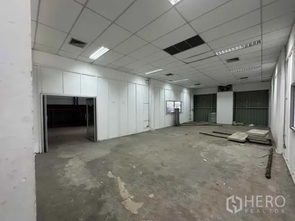Home Office for rent in Bang Khen, Nonthaburi - Large office room with suspended ceiling, fluorescent lighting and unfinished flooring.