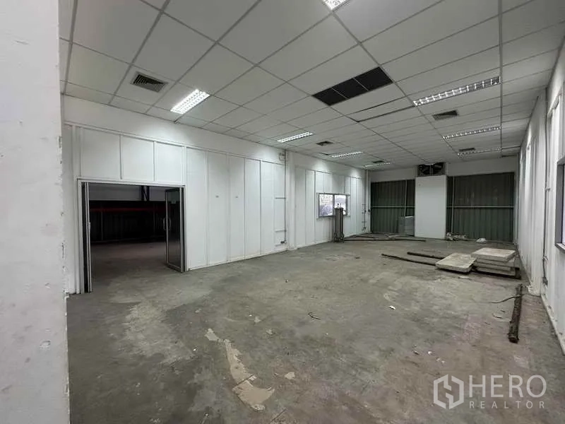 Home Office for rent in Bang Khen, Nonthaburi - Large office room with suspended ceiling, fluorescent lighting and unfinished flooring.