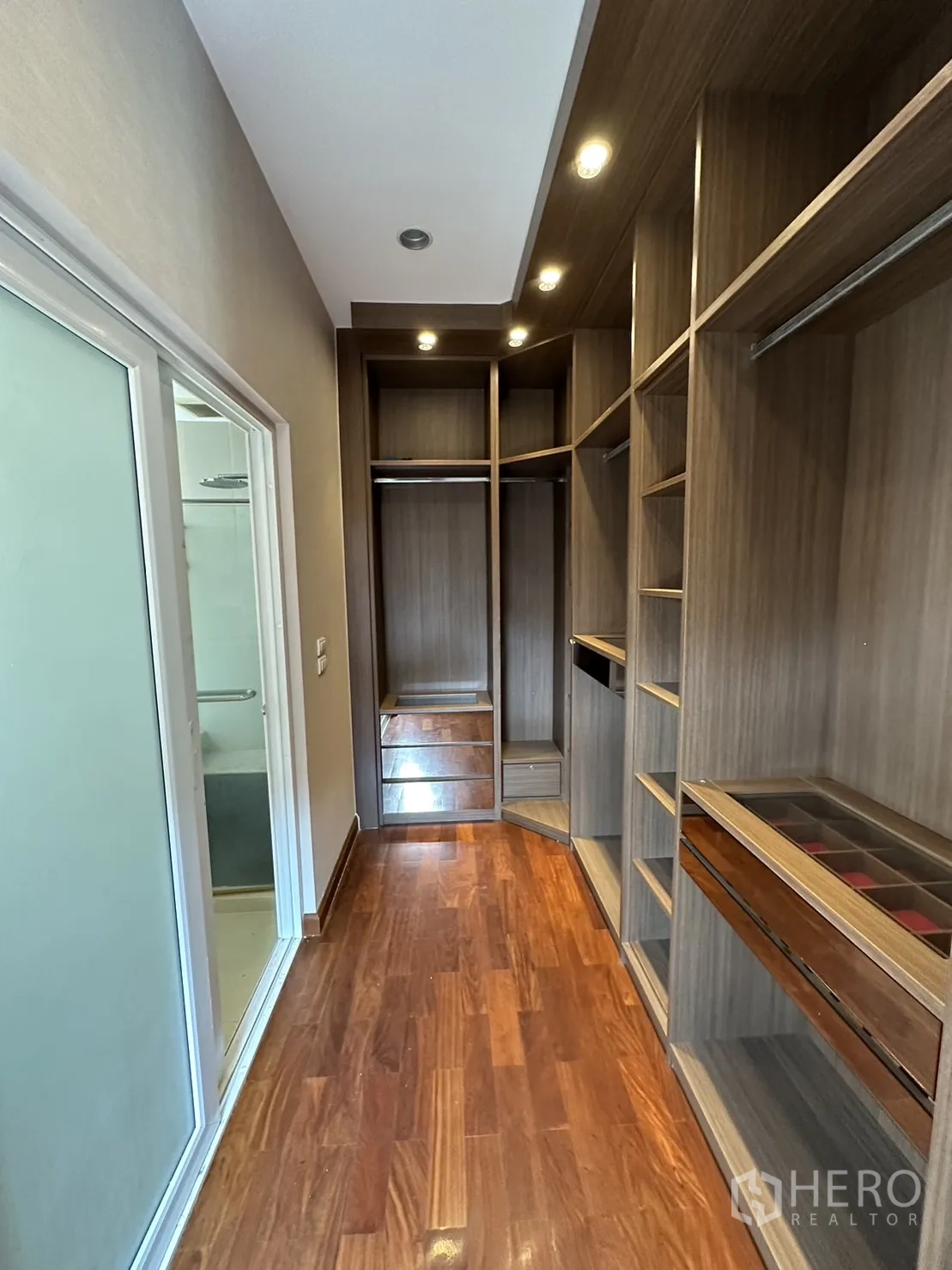 Detached House for rent or sale in Pak Kret, Nonthaburi - Walk-in closet with built-in shelving beside the ensuite bathroom.