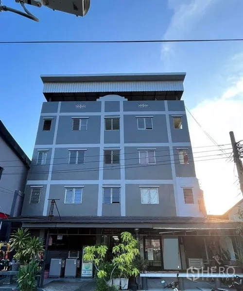 零售空间 出售在Prawet, Bangkok - 零售楼正立面，底层店面与多扇窗户，城市街景清晰可见。