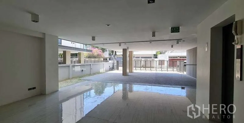 สำนักงานที่บ้าน ขายในSuan Luang, Bangkok - พื้นที่เอนกประสงค์ชั้นล่าง ปูพื้นเงา เชื่อมประตูรั้ว