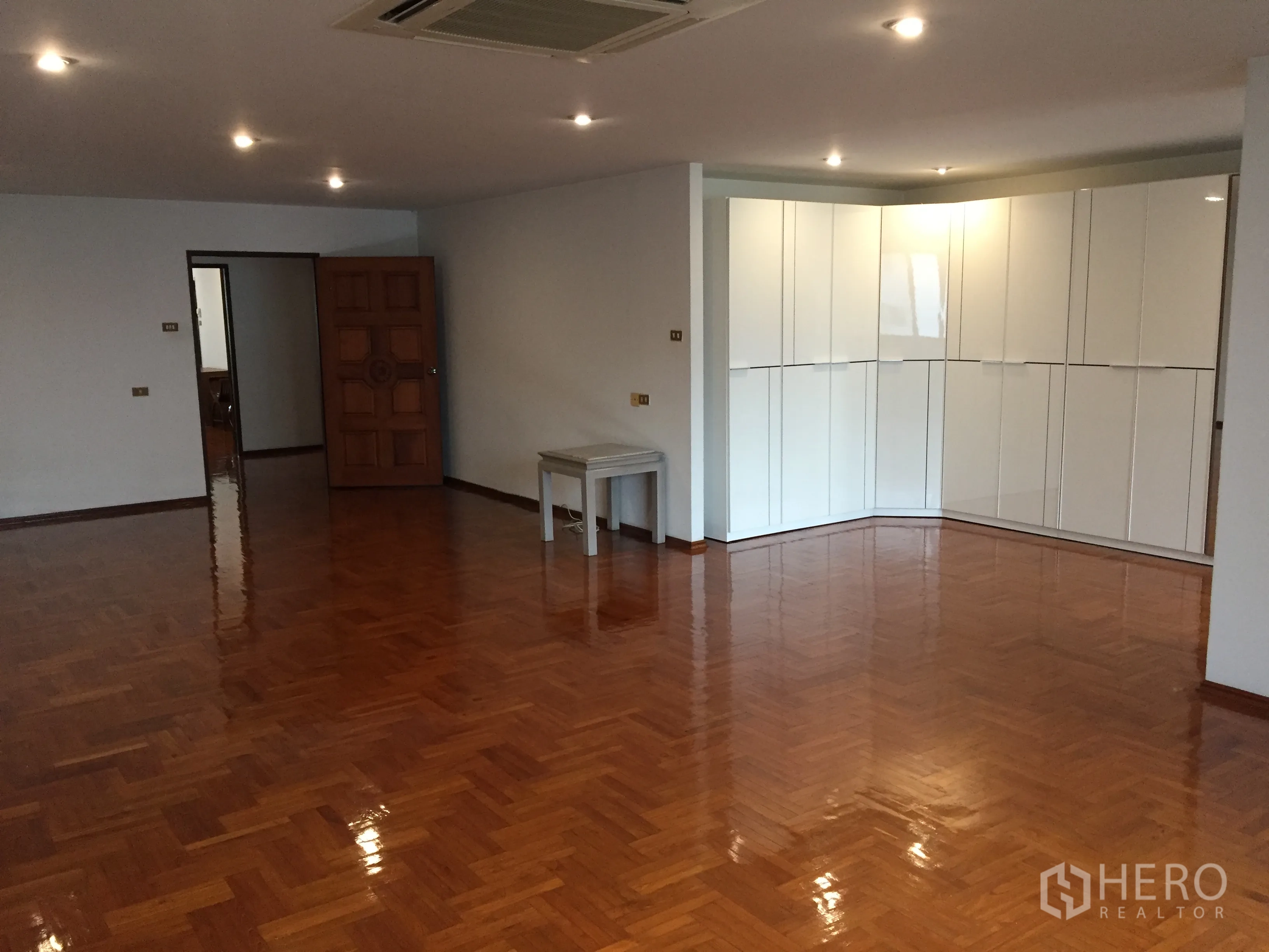 คอนโด ให้เช่าในWatthana, Bangkok - ห้องนั่งเล่นโล่งพื้นปาร์เกต์เงางาม ไฟดาวน์ไลท์ พร้อมตู้บิลต์อินมุมห้อง