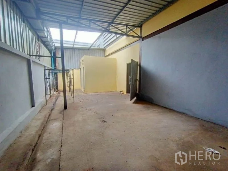โรงงาน ให้เช่าหรือขายในMueang Samut Sakhon, Samut Sakhon - ลานบริการด้านหลังมีหลังคาเหล็ก ห้องยูทิลิตี้ และประตูเข้าออก
