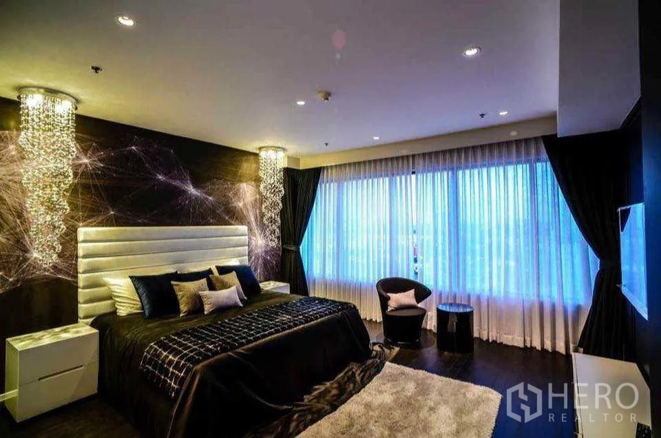 คอนโด ให้เช่าหรือขายในKhlong Toei, Bangkok - ห้องนอนหลักพร้อมหน้าต่างบานใหญ่ ผนังลายกราฟิก และโคมไฟคริสตัล