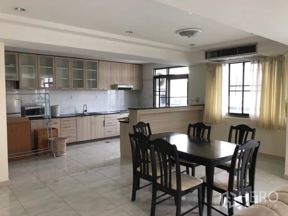 คอนโด ให้เช่าในWatthana, Bangkok - พื้นที่ทานอาหารโต๊ะหกที่นั่งติดกับครัวแบบเปิด