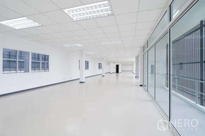 โรงงาน for rent in Khlong Luang, Pathum Thani - ชั้นสำนักงานสว่าง ฝ้าเพดานทีบาร์ ไฟส่องสว่าง หน้าต่างและผนังกระจก