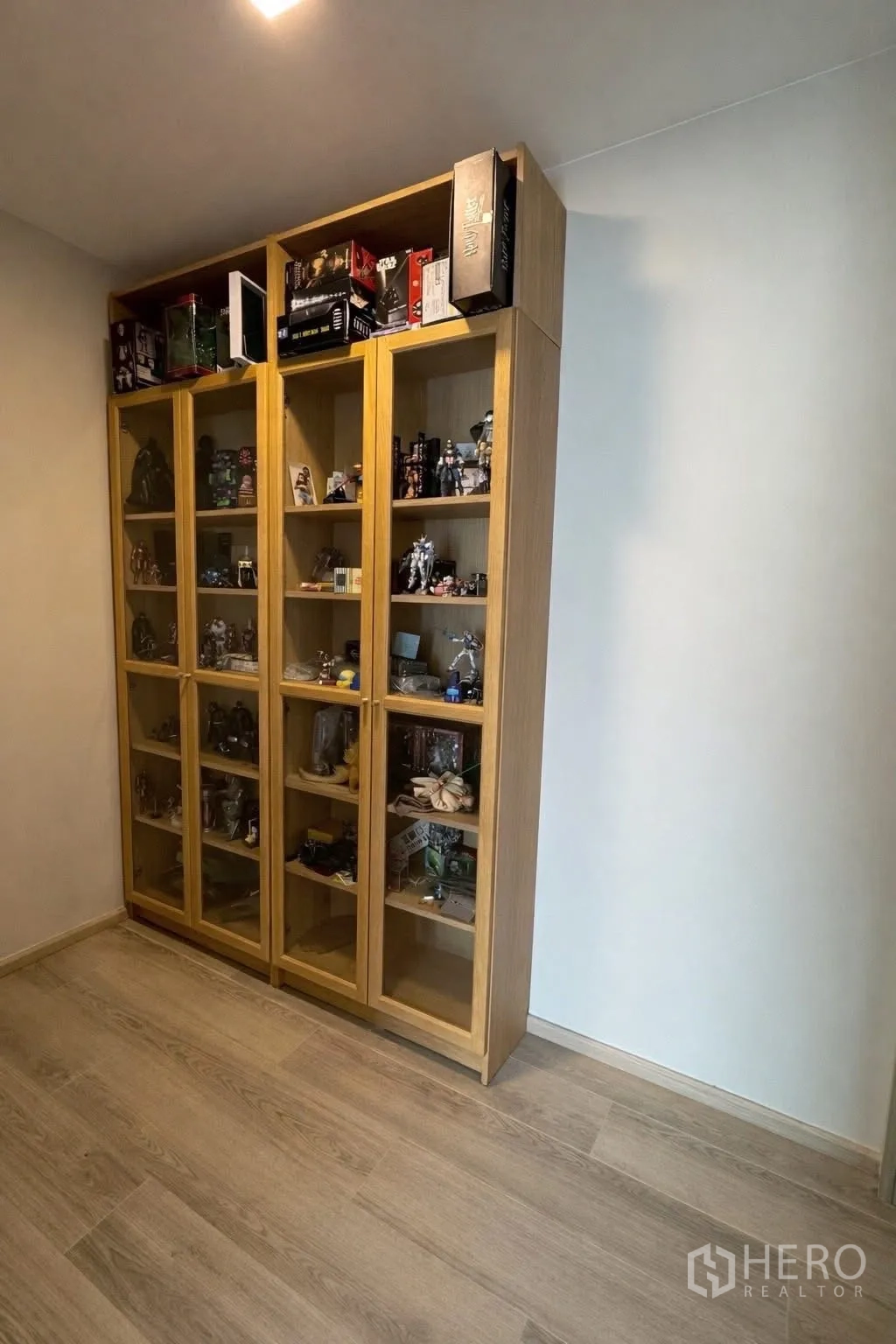 บ้านแฝด for rent in Prawet, Bangkok - ห้องเอนกประสงค์พร้อมตู้โชว์กระจกบานสูงและพื้นไม้