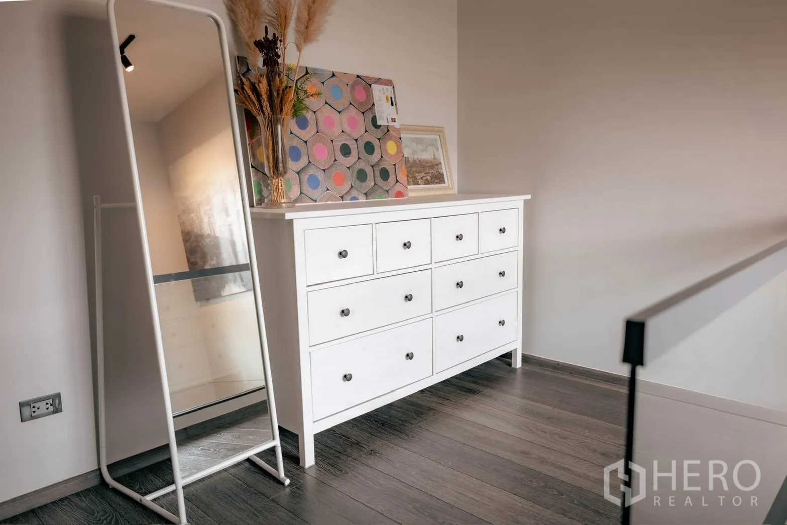 独立式住宅 出租或出售在Bang Phli, Samut Prakan - 楼上过道，白色斗柜与全身镜。