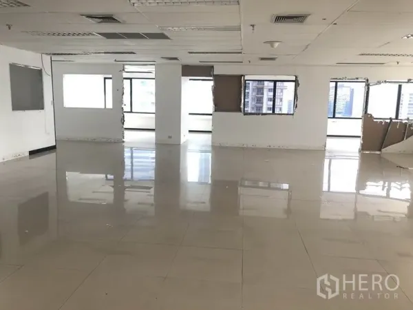 สำนักงาน ให้เช่าในWatthana, Bangkok - พื้นที่ออฟฟิศกว้างโล่ง ฝ้าทีบาร์และหน้าต่างรอบด้าน