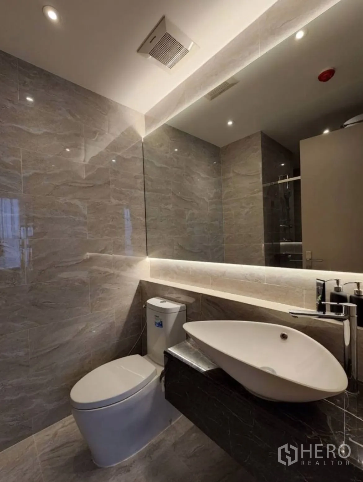公寓 出租在Din Daeng, Bangkok - 浴室台盆、背光镜与石材墙面