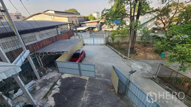 工厂 出租在Chom Thong, Bangkok - 有门禁的车道与停车院，从楼上俯视。